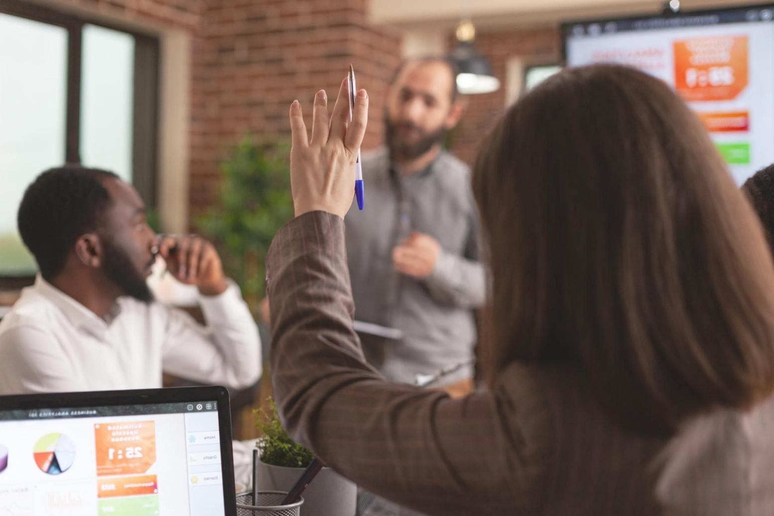 Grupo de personas colaborando en proyectos financieros